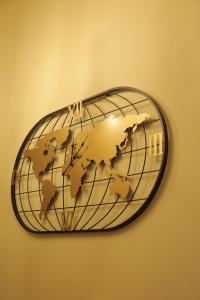 um espelho com um mapa do mundo numa parede em B&B Scarlatti 60 em Nápoles