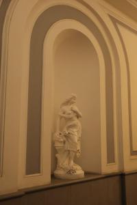 posąg kobiety siedzącej na gzymsie w obiekcie B&B Scarlatti 60 w mieście Napoli