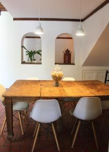 stół jadalny z krzesłami i drewniany stół w obiekcie CASA EN PLENO CENTRO CON PILETA w mieście Santa Fe