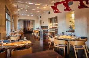 un restaurant avec des tables et des chaises et un bar dans l'établissement Room & Parking Assistance, à Prague