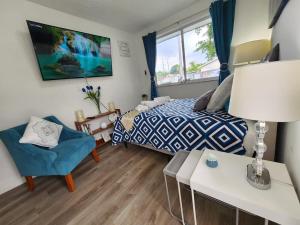 1 dormitorio con 1 cama, 1 silla y 1 mesa en Relax 521- at the side en Miami