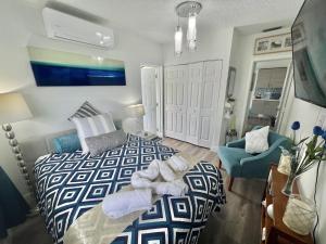 1 dormitorio con 1 cama y 1 silla azul en Relax 521- at the side en Miami