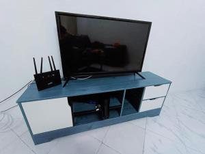 Televiisor ja/või meelelahutuskeskus majutusasutuses Jo-Rumah 3 Bedroom Apartment Jelutong Georgetown Penang Free WIFI