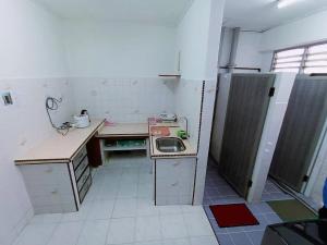 Köök või kööginurk majutusasutuses Jo-Rumah 3 Bedroom Apartment Jelutong Georgetown Penang Free WIFI +8 fotot