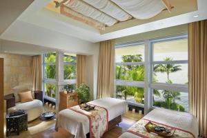 een slaapkamer met 2 bedden en een groot raam bij Mandarin Oriental, Miami in Miami