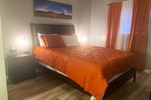 1 cama con edredón de naranja en un dormitorio en 1520 B Bonita Two BDRM Apartment in Middletown with Private Laundry, en Middletown