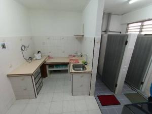 Ett kök eller pentry på Jo-Rumah 3 Bedroom Apartment Jelutong Georgetown Penang Free WIFI