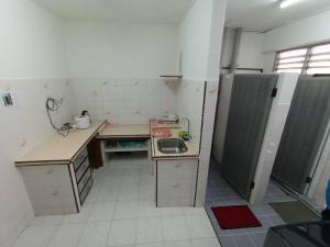 Köök või kööginurk majutusasutuses Jo-Rumah 3 Bedroom Apartment Jelutong Georgetown Penang Free WIFI