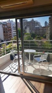 un balcón con 2 sillas y una mesa en el balcón en 3 amb Abadia cochera techada SOLO CON RESERVA en Buenos Aires