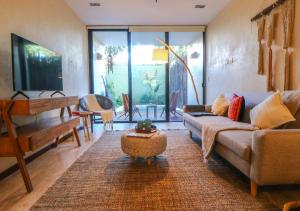 TV a/nebo společenská místnost v ubytování Departamento 2 recamaras con alberca privada a 10 minutos de la playa