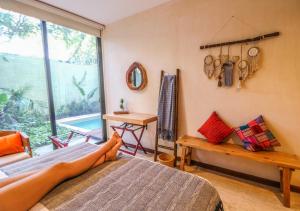 Postel nebo postele na pokoji v ubytování Departamento 2 recamaras con alberca privada a 10 minutos de la playa + 44 fotografií