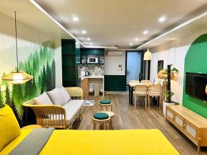 un soggiorno con un divano e un tavolo di Lubi House Homestay a Hanoi