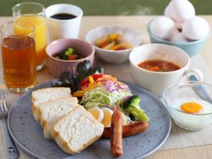 einen Teller Essen mit einem Sandwich, Gemüse und Eiern in der Unterkunft Henn na Hotel Express Nagoya Fushimi Ekimae in Nagoya