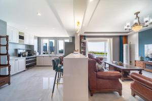 Kuchyň nebo kuchyňský kout v ubytování Cloud & Sea Boutique Apartment