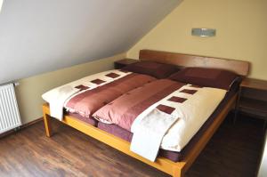 Posteľ alebo postele v izbe v ubytovaní Hotel Na Velké hospodě