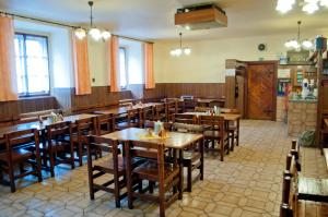 Reštaurácia alebo iné gastronomické zariadenie v ubytovaní Hotel Na Velké hospodě