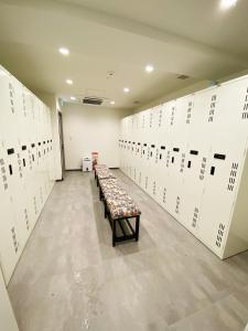 - un couloir avec un banc dans un casier dans l'établissement Q FOX GMG HOTEL, à Niseko