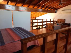 1 dormitorio con 1 cama y 1 mesa en una habitación en Centrico y privado en San Rafael