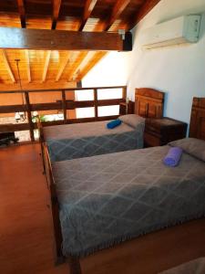 2 camas en una habitación con techos de madera en Centrico y privado en San Rafael