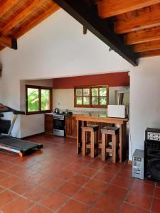 cocina con suelo de baldosa roja y techo de madera en Centrico y privado en San Rafael