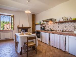 uma cozinha com uma mesa com uma toalha de mesa branca em Belvilla by OYO Villa Sapori em Pergola