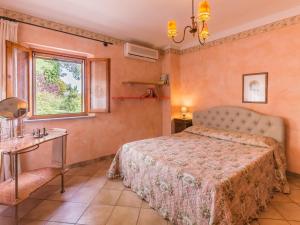 Schlafzimmer mit einem Bett und einem Fenster in der Unterkunft Belvilla by OYO Villa Azzurra in Mondavio