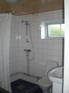 A bathroom at Ringbomsvägen Holiday Home