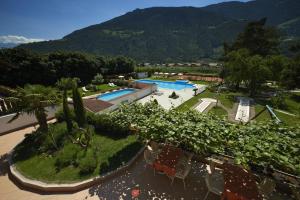 The swimming pool at or close to Hotel Weiss