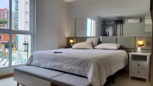 En eller flere senge i et værelse på Open Door Apartamento com vista para o Mar + 80 billeder