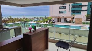 En balkon eller terrasse på Open Door Apartamento com vista para o Mar