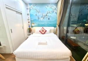 twee bedden in een kamer met een schilderij aan de muur bij Căn hộ Studio Vinhomes Greenbay cho thuê in Hanoi