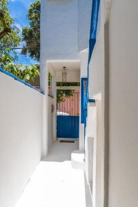 einen Flur eines Hauses mit blauer Tür in der Unterkunft Villa Hortencia Trancoso in Trancoso