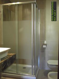 Un baño de Hotel Apartamentos Don Juan I