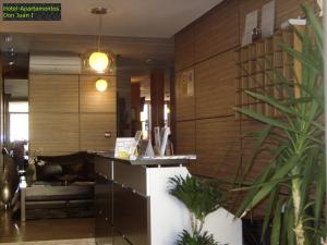Un vestíbulo con mostrador de recepción en un edificio. en Hotel Apartamentos Don Juan I, en Alcalá de Henares 25 fotos más