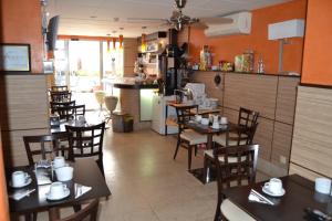 Un restaurante o sitio para comer en Hotel Apartamentos Don Juan I