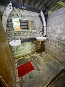 an overhead view of a bathroom with two sinks at Sweet View Guesthouse in Kaôh Rŭng (3)