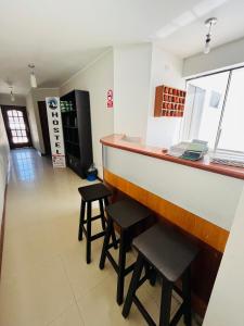 een bar in een kamer met 2 krukken bij Montañero Hostel in Huaraz