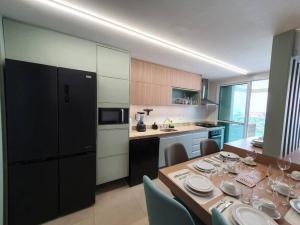 Køkken eller tekøkken på Open Door Apartamento com vista para o Mar