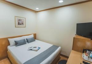 Giường trong phòng chung tại Hotel 81 Sakura