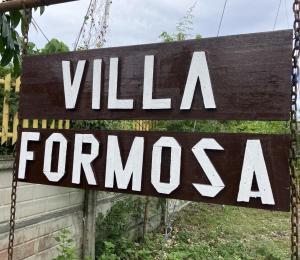 um sinal que diz Villa Francos está pendurado numa corrente em Villa Formosa Panglao em Panglao