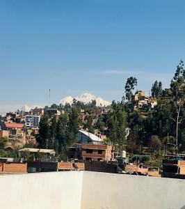 Blick auf eine Stadt mit Bergen im Hintergrund in der Unterkunft Montañero Hostel in Huaraz