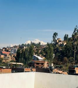 vistas a una ciudad con montañas en el fondo en Montañero Hostel, en Huaraz