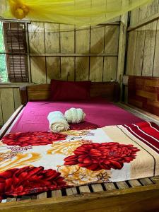 Una cama en una habitación con flores rojas. en Sweet View Guesthouse, en Kaôh Rŭng (3)