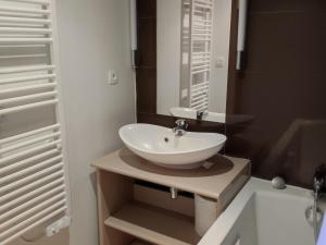 Um banheiro em Appartement Jausiers, 3 pièces, 6 personnes - FR-1-165B-1