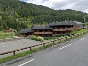 un edificio con una pista de tenis al lado de una carretera en Appartement Châtel, 2 pièces, 6 personnes - FR-1-693-13, en Châtel