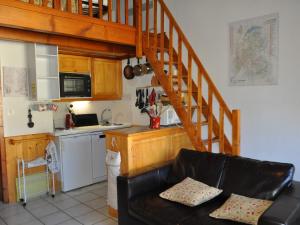 ein Wohnzimmer mit einem Sofa und einer Küche in der Unterkunft Appartement Châtel, 2 pièces, 6 personnes - FR-1-693-4 in Châtel