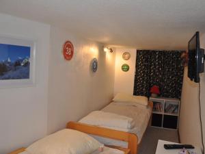 Zimmer mit 2 Betten und einem TV. in der Unterkunft Appartement Châtel, 2 pièces, 6 personnes - FR-1-693-4 in Châtel