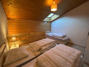 Posteľ alebo postele v izbe v ubytovaní Appartement lumineux proche des pistes du Linga avec Multi Pass été à 3€/jour! - FR-1-693-21