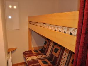 uma escada de madeira num quarto com uma escada em Studio Châtel, 1 pièce, 4 personnes - FR-1-693-23 em Châtel