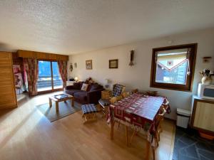 Posedenie v ubytovaní Charmant studio avec balcon sud et parking, proche télésiège et navettes ! - FR-1-693-26